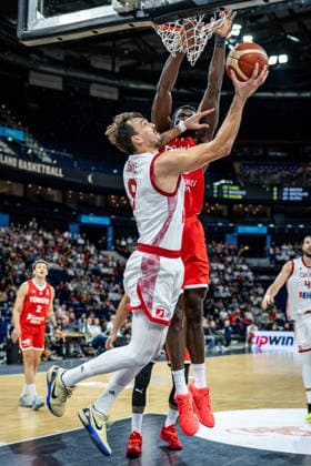 Basketball Hamburg 21.08.2026 Turkish Airlines Supercup 2026 Kroatien (CRO) - Türkei (TUR) Dario Saric (Kroatien, No.09) Adem Bona (Türkei, No.30) *** Basketball Hamburg, August 21, 2026 Turkish Airlines Supercup 2026 Croatia (CRO) vs. Turkey (TUR) Dario Saric (Croatia), No. 09; Adem Bona (Turkey), No. 30