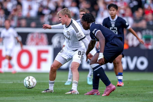 21.08.2026, Fußball, SC St. Tönis - Eintracht Frankfurt, 1. Runde DFB-Pokal 2026 27, Grotenburg-Stadion in Krefeld, Saison 2026 2027: Jonathan Burkardt (Eintracht Frankfurt 09) im Zweikampf gegen Farid Omorou (SC St. Tönis 15) DFB regulations prohibit any use of photographs as image sequences and or quasi-video. Nordrhein-Westfalen Deutschland *** August 21, 2026, Soccer, SC St. Tönis vs. Eintracht Frankfurt, 1st Round of the 2026–27 DFB Cup, Grotenburg Stadium in Krefeld, 2026–2027 season: Jonathan Burkardt (Eintracht Frankfurt 09) in a tackle against Farid Omorou (SC St. Tönis 15). DFB regulations prohibit any use of photographs as image sequences and or quasi-video. North Rhine-Westphalia, Germany