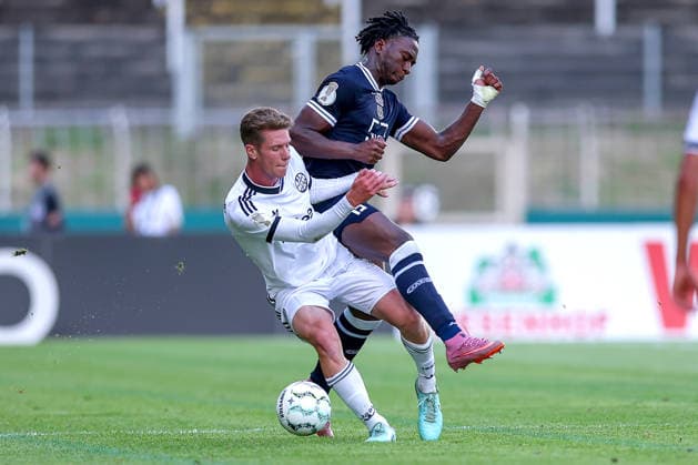 21.08.2026, Fußball, SC St. Tönis - Eintracht Frankfurt, 1. Runde DFB-Pokal 2026 27, Grotenburg-Stadion in Krefeld, Saison 2026 2027: Elias Baum (Eintracht Frankfurt 02) im Zweikampf gegen Farid Omorou (SC St. Tönis 15) DFB regulations prohibit any use of photographs as image sequences and or quasi-video. Nordrhein-Westfalen Deutschland *** August 21, 2026, Soccer, SC St. Tönis vs. Eintracht Frankfurt, 1st Round of the 2026–27 DFB Cup, Grotenburg Stadium in Krefeld, 2026–2027 season: Elias Baum of Eintracht Frankfurt 02 in a tackle against Farid Omorou of SC St. Tönis 15. DFB regulations prohibit any use of photographs as image sequences and or quasi-video. North Rhine-Westphalia, Germany
