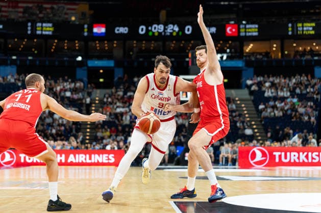 Dario Saric (Kroatien, 09) im Dribbling gegen Malachi Flynn (Tuerkei, 11) und Darius Karutasu (Tuerkei, 14), GER, Kroatien vs Tuerkei, Basketball, Turkish Airlines Supercup, Halbfinale 1, 21.08.2026 GER, Kroatien vs Tuerkei, Basketball, Turkish Airlines Supercup, Halbfinale 1, 21.08.2026 Hamburg *** Dario Saric (Croatia), No. 9, dribbling against Malachi Flynn (Turkey), No. 11, and Darius Karutasu (Turkey), No. 14, GER, Croatia vs. Turkey, Basketball, Turkish Airlines Supercup, Semifinal 1, August 21, 2026, GER, Croatia vs. Turkey, Basketball, Turkish Airlines Supercup, Semifinal 1, August 21, 2026, Hamburg Copyright: xEibner-Pressefoto MaxxVincenx EP_MVN