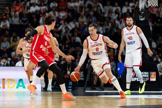 Mario Hezonja (Kroatien, 08) im Dribbling, Cedi Osman (Tuerkei, 06), GER, Kroatien vs Tuerkei, Basketball, Turkish Airlines Supercup, Halbfinale 1, 21.08.2026 GER, Kroatien vs Tuerkei, Basketball, Turkish Airlines Supercup, Halbfinale 1, 21.08.2026 Hamburg *** Mario Hezonja, Croatia, No. 8 dribbling; Cedi Osman, Turkey, 06, GER, Croatia vs. Turkey, Basketball, Turkish Airlines Super Cup, Semifinal 1, August 21, 2026, GER, Croatia vs. Turkey, Basketball, Turkish Airlines Super Cup, Semifinal 1, August 21, 2026, Hamburg Copyright: xEibner-Pressefoto MaxxVincenx EP_MVN