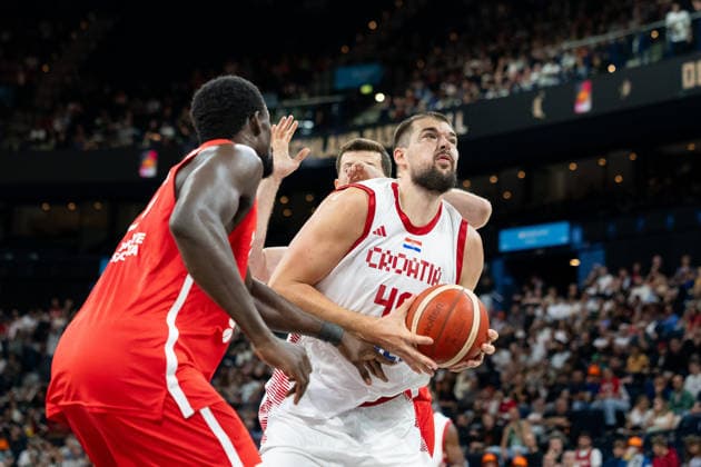 Ivica Zubac (Kroatien, 40) am Ball unter dem Korb, Adem Bona (Tuerkei, 30), GER, Kroatien vs Tuerkei, Basketball, Turkish Airlines Supercup, Halbfinale 1, 21.08.2026 GER, Kroatien vs Tuerkei, Basketball, Turkish Airlines Supercup, Halbfinale 1, 21.08.2026 Hamburg *** Ivica Zubac (Croatia), 40, with the ball under the basket; Adem Bona (Turkey), 30; GER; Croatia vs. Turkey; Basketball; Turkish Airlines Supercup; Semifinal 1; August 21, 2026, GER, Croatia vs. Turkey, Basketball, Turkish Airlines Super Cup, Semifinal 1, August 21, 2026, Hamburg Copyright: xEibner-Pressefoto MaxxVincenx EP_MVN