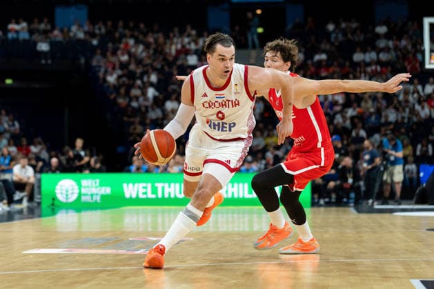 Mario Hezonja (Kroatien, 08) im Dribbling gegen Cedi Osman (Tuerkei, 06), GER, Kroatien vs Tuerkei, Basketball, Turkish Airlines Supercup, Halbfinale 1, 21.08.2026 GER, Kroatien vs Tuerkei, Basketball, Turkish Airlines Supercup, Halbfinale 1, 21.08.2026 Hamburg *** Mario Hezonja (Croatia), No. 08 dribbling against Cedi Osman (Turkey), 06, GER, Croatia vs. Turkey, Basketball, Turkish Airlines Super Cup, Semifinal 1, August 21, 2026, GER, Croatia vs. Turkey, Basketball, Turkish Airlines Super Cup, Semifinal 1, August 21, 2026, Hamburg Copyright: xEibner-Pressefoto MaxxVincenx EP_MVN