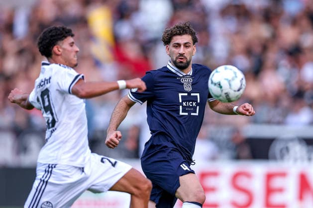 21.08.2026, Fußball, SC St. Tönis - Eintracht Frankfurt, 1. Runde DFB-Pokal 2026 27, Grotenburg-Stadion in Krefeld, Saison 2026 2027: Ayoube Amaimouni-Echghouyab (Eintracht Frankfurt 29) im Zweikampf gegen Memlan Darwish (SC St. Tönis 04) DFB regulations prohibit any use of photographs as image sequences and or quasi-video. Nordrhein-Westfalen Deutschland *** August 21, 2026, Soccer, SC St. Tönis vs. Eintracht Frankfurt, First Round of the 2026–27 DFB Cup, Grotenburg Stadium in Krefeld, 2026–2027 season: Ayoube Amaimouni Echghouyab of Eintracht Frankfurt 29 in a tackle against Memlan Darwish of SC St. Tönis 04. DFB regulations prohibit any use of photographs as image sequences and or quasi-video. North Rhine-Westphalia, Germany