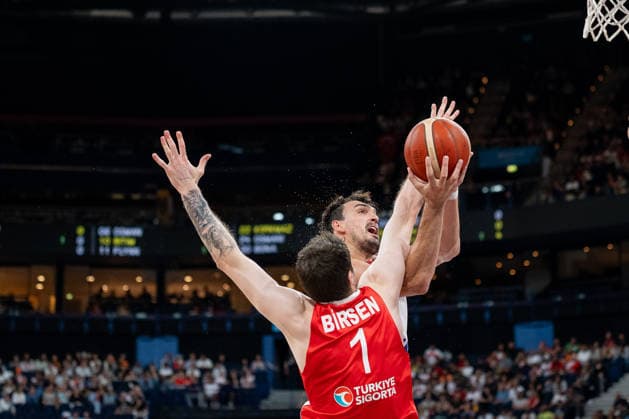 Dario Saric (Kroatien, 09) beim Korbleger, James Metecan Birsen (Tuerkei, 01), GER, Kroatien vs Tuerkei, Basketball, Turkish Airlines Supercup, Halbfinale 1, 21.08.2026 GER, Kroatien vs Tuerkei, Basketball, Turkish Airlines Supercup, Halbfinale 1, 21.08.2026 Hamburg *** Dario Saric, Croatia, No. 9 on a layup; James Metecan Birsen, Turkey, 01, GER, Croatia vs. Turkey, Basketball, Turkish Airlines Super Cup, Semifinal 1, August 21, 2026, GER, Croatia vs. Turkey, Basketball, Turkish Airlines Super Cup, Semifinal 1, August 21, 2026, Hamburg Copyright: xEibner-Pressefoto MaxxVincenx EP_MVN