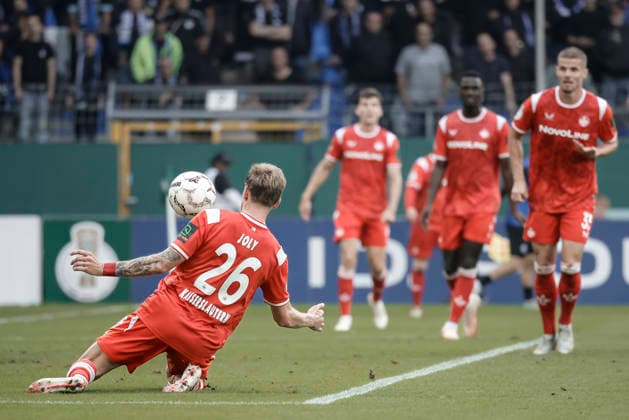 21.08.2026, xhettx, Fussball DFB Pokal 1.Runde, SV Waldhof Mannheim - 1.FC Kaiserslautern v.l. h26 mit der Brust zum Torwart (DFL DFB REGULATIONS PROHIBIT ANY USE OF PHOTOGRAPHS as IMAGE SEQUENCES and or QUASI-VIDEO) *** August 21, 2026, xhettx, Soccer DFB Cup 1st Round, SV Waldhof Mannheim 1 FC Kaiserslautern v l h26, chest facing the goalkeeper. DFL and DFB regulations prohibit any use of photographs as image sequences and or quasi-video.