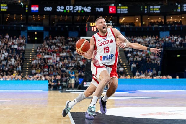 Dominik Mavra (Kroatien, 19) im Dribbling gegen Oemer Kutluay (Tuerkei, 12), GER, Kroatien vs Tuerkei, Basketball, Turkish Airlines Supercup, Halbfinale 1, 21.08.2026 GER, Kroatien vs Tuerkei, Basketball, Turkish Airlines Supercup, Halbfinale 1, 21.08.2026 Hamburg *** Dominik Mavra (Croatia), 19, dribbling against Oemer Kutluay (Turkey), 12, GER, Croatia vs. Turkey, Basketball, Turkish Airlines Supercup, Semifinal 1, August 21, 2026, GER, Croatia vs. Turkey, Basketball, Turkish Airlines Supercup, Semifinal 1, August 21, 2026, Hamburg Copyright: xEibner-Pressefoto MaxxVincenx EP_MVN