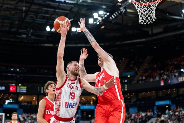 Dominik Mavra (Kroatien, 19) wirft im Fallen, James Metecan Birsen (Tuerkei, 01), GER, Kroatien vs Tuerkei, Basketball, Turkish Airlines Supercup, Halbfinale 1, 21.08.2026 GER, Kroatien vs Tuerkei, Basketball, Turkish Airlines Supercup, Halbfinale 1, 21.08.2026 Hamburg *** Dominik Mavra of Croatia, age 19, shoots while falling; James Metecan Birsen of Turkey, 01, GER, Croatia vs. Turkey, Basketball, Turkish Airlines Super Cup, Semifinal 1, August 21, 2026 GER, Croatia vs. Turkey, Basketball, Turkish Airlines Super Cup, Semifinal 1, August 21, 2026 Hamburg Copyright: xEibner-Pressefoto MaxxVincenx EP_MVN