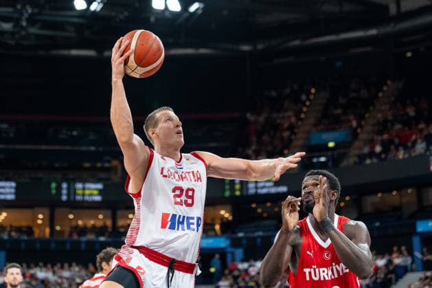 Luka Bozic (Kroatien, 29) beim Korbleger, Adem Bona (Tuerkei, 30), GER, Kroatien vs Tuerkei, Basketball, Turkish Airlines Supercup, Halbfinale 1, 21.08.2026 GER, Kroatien vs Tuerkei, Basketball, Turkish Airlines Supercup, Halbfinale 1, 21.08.2026 Hamburg *** Luka Bozic, Croatia, 29, making a layup; Adem Bona, Turkey, 30; GER, Croatia vs. Turkey, basketball, Turkish Airlines Supercup, Semifinal 1, August 21, 2026, GER, Croatia vs. Turkey, Basketball, Turkish Airlines Super Cup, Semifinal 1, August 21, 2026, Hamburg Copyright: xEibner-Pressefoto MaxxVincenx EP_MVN