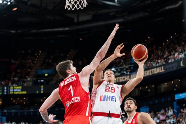 Luka Bozic (Kroatien, 29) beim Korbleger, James Metecan Birsen (Tuerkei, 01), GER, Kroatien vs Tuerkei, Basketball, Turkish Airlines Supercup, Halbfinale 1, 21.08.2026 GER, Kroatien vs Tuerkei, Basketball, Turkish Airlines Supercup, Halbfinale 1, 21.08.2026 Hamburg *** Luka Bozic of Croatia, 29, on a layup; James Metecan Birsen of Turkey, 01, GER, Croatia vs. Turkey, Basketball, Turkish Airlines Super Cup, Semifinal 1, August 21, 2026, GER, Croatia vs. Turkey, Basketball, Turkish Airlines Super Cup, Semifinal 1, August 21, 2026, Hamburg Copyright: xEibner-Pressefoto MaxxVincenx EP_MVN