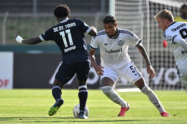 21.08.2026, xjhx, Fussball DFB Pokal 1.Runde, SC St.Tönis - Eintracht Frankfurt v.l. Tyler Nkamanyi (SC St. Tönis 1911 20) Otavio (Eintracht Frankfurt) Zweikampf, Aktion, action, battle for the ball Krefeld *** August 21, 2026, xjhx, Soccer DFB Cup 1st Round, SC St. Tönis vs. Eintracht Frankfurt, Tyler Nkamanyi, SC St. Tönis 1911, 20 Otavio, Eintracht Frankfurt, tackle, action, battle for the ball, Krefeld