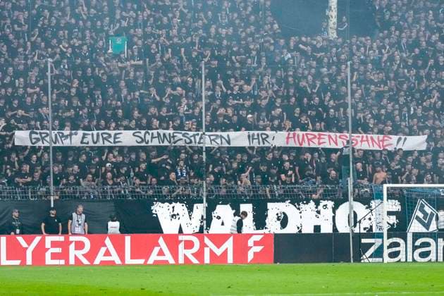 Die Fans vom SV Waldhof Mannheim zeigen in der Fankurve ein Banner, Spruchband mit der Aufschrift: Grüßt eure Schwestern ihr Hurensöhne, Fans, Ultras Publikum, Zuschauer, Stimmung, Atmosphäre, Stadion, 21.08.2026, Mannheim (Deutschland), Fussball, DFB-Pokal, 1. Runde, SV Waldhof Mannheim - 1. FC Kaiserslautern, DFB DFL REGULATIONS PROHIBIT ANY USE OF PHOTOGRAPHS AS IMAGE SEQUENCES AND OR QUASI-VIDEO. *** SV Waldhof Mannheim fans display a banner in the fan section that reads, Say hi to your sisters, you sons of bitches, fans, ultras, crowd, spectators, atmosphere, stadium, August 21, 2026, Mannheim, Germany, soccer, DFB Cup, 1st round, SV Waldhof Mannheim vs. 1. FC Kaiserslautern, DFB DFL regulations prohibit any use of photographs as image sequences and or quasi-video xozx