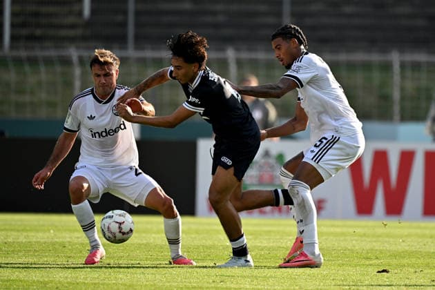 21.08.2026, xjhx, Fussball DFB Pokal 1.Runde, SC St.Tönis - Eintracht Frankfurt v.l. Mario Götze Goetze (Eintracht Frankfurt) Lenni Castrop (SC St. Tönis 1911 20) Otavio (Eintracht Frankfurt) Zweikampf, Aktion, action, battle for the ball Krefeld *** August 21, 2026, xjhx, Soccer DFB Cup 1st Round, SC St. Tönis vs. Eintracht Frankfurt – Mario Götze, Eintracht Frankfurt, Lenni Castrop, SC St. Tönis 1911, 20 Otavio, Eintracht Frankfurt – tackle, action, battle for the ball, Krefeld
