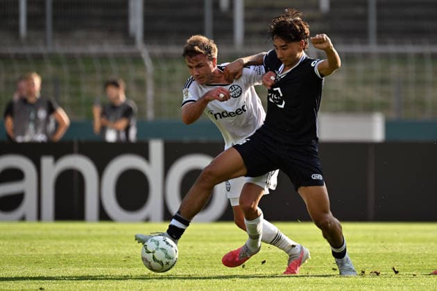 21.08.2026, xjhx, Fussball DFB Pokal 1.Runde, SC St.Tönis - Eintracht Frankfurt v.l. Mario Götze Goetze (Eintracht Frankfurt) Lenni Castrop (SC St. Tönis 1911 20) Zweikampf, Aktion, action, battle for the ball Krefeld *** August 21, 2026, xjhx, Soccer DFB Cup 1st Round, SC St. Tönis vs. Eintracht Frankfurt – Mario Götze, Eintracht Frankfurt, Lenni Castrop, SC St. Tönis 1911, 20 – Tackle, Action, Battle for the Ball, Krefeld