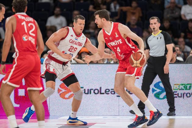 Basketball, Turkish Airlines Supercup 2026, Kroatien - Türkei, Barclays Arena (Hamburg), 21.08.2026, Halbfinale Luka Bozic ( 29, KROATIEN), Ercan Osmani ( 24, TÜRKEI, Forward Center, Anadolu Efes) *** Basketball, Turkish Airlines Supercup 2026, Croatia vs. Turkey, Barclays Arena Hamburg, August 21, 2026, Semifinal: Luka Bozic 29, CROATIA, Ercan Osmani 24, TURKEY, Forward Center, Anadolu Efes
