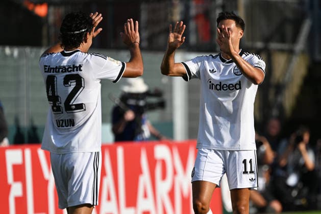21.08.2026, xjhx, Fussball DFB Pokal 1.Runde, SC St.Tönis - Eintracht Frankfurt v.l. Torjubel nach dem Tor zum celebrating the goal celebrate 0:6 durch Can Uzun (Eintracht Frankfurt) Krefeld *** August 21, 2026, xjhx, Soccer, DFB Cup, First Round, SC St. Tönis vs. Eintracht Frankfurt – Goal celebration after Can Uzun scored the 0–6 goal for Eintracht Frankfurt in Krefeld