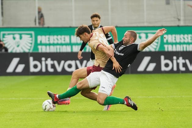Deutschland: DFB Pokal 2026 2027 1.Runde, SC Preußen Münster vs Karlsruher SC, Freitag 21.08.2026 LVM-Preußenstadion (Münster, Nordrhein-Westfalen, Deutschland) Rafael Pinto Pedrosa (Karlsruher SC, 36) im Zweikampf gegen Rico Preißinger (SC Preußen Münster, 21) Grätsche *** Germany DFB Cup 2026–2027, First Round: SC Preußen Münster vs. Karlsruher SC, Friday, August 21, 2026, LVM Preußenstadion, Münster, North Rhine-Westphalia, Germany: Rafael Pinto Pedrosa of Karlsruher SC, age 36, in a tackle against Rico Preißinger of SC Preußen Münster, age 21, sliding tackle Copyright: xMerlexKölkingx