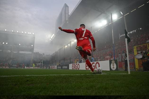 Marlon Ritter ( 7; 1. FC Kaiserslautern) springt jubelnd in die Luft vor dem rot gefüllten Gästeblock im Carl-Benz-Stadion Mannheim. Dichter Rauch aus Fanpyrotechnik hüllt die Szenerie in eine dramatische Atmosphäre. Marlon Ritter ( 7; 1. FC Kaiserslautern) jubelt vor FCK-Fans im Nebel *** Marlon Ritter, 7-1 FC Kaiserslautern, leaps into the air in celebration in front of the red-clad visiting section at Carl Benz Stadium in Mannheim. Thick smoke from fan pyrotechnics envelops the scene in a dramatic atmosphere. Marlon Ritter, 7-1 FC Kaiserslautern, celebrates in front of FCK fans in the fog Copyright: xMichaelxGelhardtx