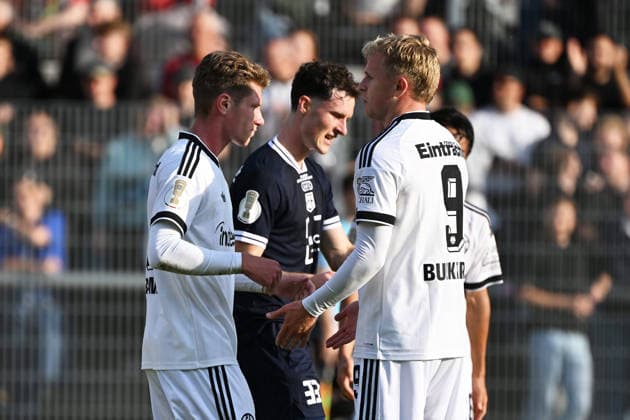 21.08.2026, xjhx, Fussball DFB Pokal 1.Runde, SC St.Tönis - Eintracht Frankfurt v.l. Torjubel nach dem Tor zum celebrating the goal celebrate 0:8 durch Elias Baum (Eintracht Frankfurt) Jonathan Jonny Burkardt (Eintracht Frankfurt) Krefeld *** August 21, 2026, xjhx, Soccer, DFB Cup, First Round, SC St. Tönis vs. Eintracht Frankfurt – Goal celebration after Elias Baum scored the 0-8 goal for Eintracht Frankfurt; Jonathan Jonny Burkardt, Eintracht Frankfurt; Krefeld