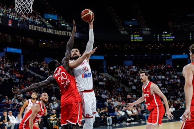21.08.2026, GER, Turkish Airlines Supercup 2026, Hamburg, Kroatien-Türkei Lovro Gnjidic (Kroatien, 10) im Zweikampf gegen Adem Bona (Tuerkei, 30) Hamburg Barclays Arena Hamburg Deutschland *** August 21, 2026, GER, 2026 Turkish Airlines Super Cup, Hamburg, Croatia vs. Turkey, Lovro Gnjidic (Croatia), No. 10, in a one-on-one battle against Adem Bona (Turkey), No. 30, at the Barclays Arena in Hamburg, Germany