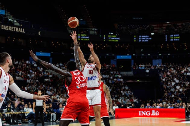 21.08.2026, GER, Turkish Airlines Supercup 2026, Hamburg, Kroatien-Türkei Roko Badzim (Kroatien, 18), Adem Bona (Tuerkei, 30) Hamburg Barclays Arena Hamburg Deutschland *** August 21, 2026, GER, 2026 Turkish Airlines Super Cup, Hamburg, Croatia vs. Turkey, Roko Badzim (Croatia), 18, Adem Bona (Turkey), 30, Hamburg Barclays Arena, Hamburg, Germany
