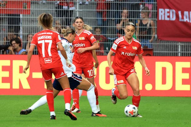 21.08.2026, GER Deutschland, Fussball, 1.Fussballbundesliga, Frauen, 2026 2027, Alte Foersterei, 1.FC Union vs. Bayern Muenchen Lia Kamber ( 1.FC Union Berlin 41 ), Buehl Klara ( FC Bayern Muenchen 17 ), 1. Liga: DFB DFL regulations prohibit any use of photographs as image sequences and or quasi-video) Berlin Stadion Alte Foersterei Berlin Deutschland *** August 21, 2026, GER Germany, Soccer, Bundesliga 1, Women, 2026–2027, Alte Foersterei, 1. FC Union vs. Bayern Munich Lia Kamber 1. FC Union Berlin 41, Buehl Klara FC Bayern Munich 17, 1st Division DFB DFL regulations prohibit any use of photographs as image sequences and or quasi-video Berlin Stadium Alte Foersterei Berlin Germany Copyright: xNordphotox xEnglerx