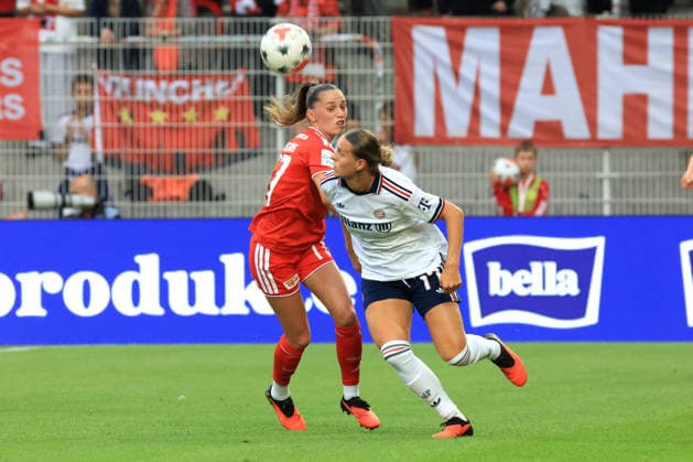 21.08.2026, GER Deutschland, Fussball, 1.Fussballbundesliga, Frauen, 2026 2027, Alte Foersterei, 1.FC Union vs. Bayern Muenchen Jill Janssen ( 1.FC Union Berlin 77 ), Buehl Klara ( FC Bayern Muenchen 17 ) 1. Liga: DFB DFL regulations prohibit any use of photographs as image sequences and or quasi-video) Berlin Stadion Alte Foersterei Berlin Deutschland *** August 21, 2026, GER Germany, Soccer, 1. Bundesliga, Women, 2026–2027, Alte Foersterei, 1. FC Union vs. Bayern Munich, Jill Janssen, 1. FC Union Berlin 77, Klara Buehl, FC Bayern Munich 17. 1st League DFB DFL regulations prohibit any use of photographs as image sequences and or quasi-video. Berlin, Alte Foersterei Stadium, Berlin, Germany Copyright: xNordphotox xEnglerx