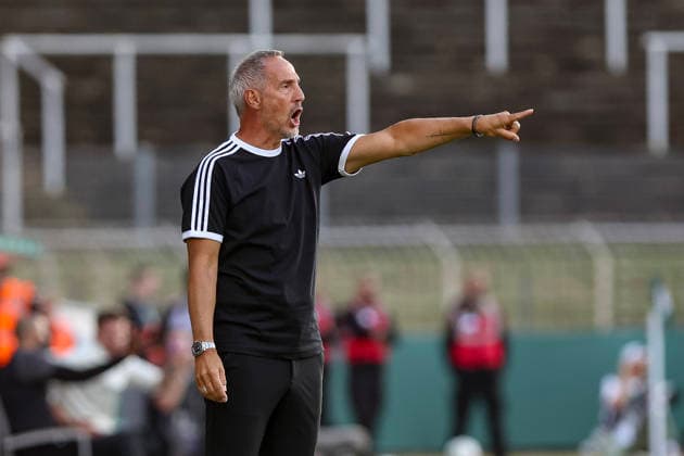 21.08.2026, GER, Fussball, Herren, DFB-Pokal, Saison 2026 2027, SC St. Tönis vs Eintracht Frankfurt Trainer Adi Hütter (Frankfurt) gestikuliert, Gestik Krefeld Grotenburg-Stadion Nordrhein-Westfalen Deutschland *** August 21, 2026, GER, Soccer, Men s, DFB Cup, 2026–2027 Season, SC St. Tönis vs. Eintracht Frankfurt; Coach Adi Hütter of Frankfurt gestures; Gestures at Krefeld Grotenburg Stadium, North Rhine-Westphalia, Germany Copyright: xAdrianxSchlüterx