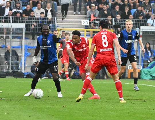DFB-Pokal 2026 27 1. Runde Carl-Benz-Stadion SV Waldhof Mannheim (svw) - 1. FC Kaiserslautern (fck) Der Schuss von Thierry TAZAMETA (1. FC Kaiserslautern) , mi, geht an den Pfosten DFB-Pokal *** 2026 DFB Cup, Round 1, Carl Benz Stadium, SV Waldhof Mannheim (svw) vs. 1. FC Kaiserslautern (fck). A shot by Thierry TAZAMETA of 1. FC Kaiserslautern (fck) hits the post. DFB Cup
