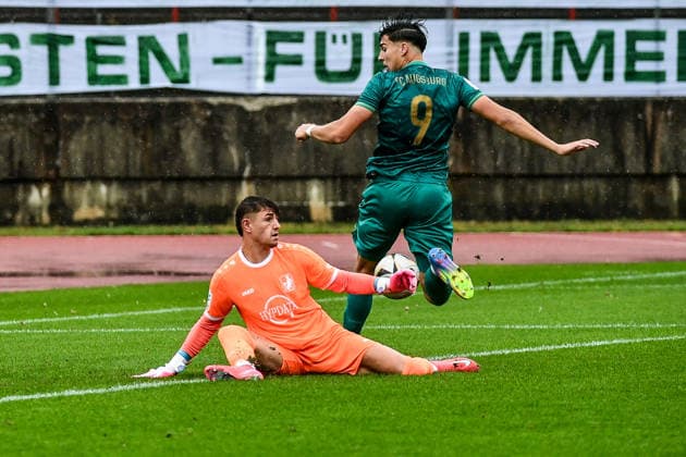 Regionalliga Bayern: TSV Schwaben Augsburg vs FC Augsburg, Augsburg, 21.08.2026 Maximilian Reil (TSV Schwaben Augsburg, 1) rettet gegen David Dreo (FC Augsburg 2, 9). , Augsburg, 21.08.2026 - . Spieltag der Regionalliga Bayern, TSV Schwaben Augsburg gegen FC Augsburg, Augsburg, Rosenaustadion *** Bavarian Regional League: TSV Schwaben Augsburg vs. FC Augsburg, Augsburg, August 21, 2026; Maximilian Reil (TSV Schwaben Augsburg) makes a save against David Dreo (FC Augsburg) 2, 9, Augsburg, August 21, 2026 Matchday of the Bavarian Regional League, TSV Schwaben Augsburg vs. FC Augsburg, Augsburg, Rosenaustadion Copyright: xBEAUTIFULxSPORTS Märklx