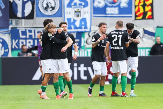 2026.08.21, xkwix, Fußball, DFB-Pokal, Preußen Münster - Karlsruher SC, LVM-Preußenstadion, 1.Runde, Saison 2026 2027: Mannschaft jubelt mit Montell Ndikom (Preussen Muenster 28) nach Tor zum 1:0 DFB regulations prohibit any use of photographs as image sequences and or quasi-video. Photo: xKamilxWilkowskixPressefotoKochx Nordrhein-Westfalen Deutschland *** August 21, 2026, xkwix, Soccer, DFB Cup, Preußen Münster vs. Karlsruher SC, LVM Preußenstadion, Round 1, 2026–2027 season. The team celebrates with Montell Ndikom (Preußen Münster 28) after scoring the 1–0 goal. DFB regulations prohibit any use of photographs as image sequences and or quasi-video. Photo: xKamilxWilkowskixPressefotoKochx, North Rhine-Westphalia, Germany