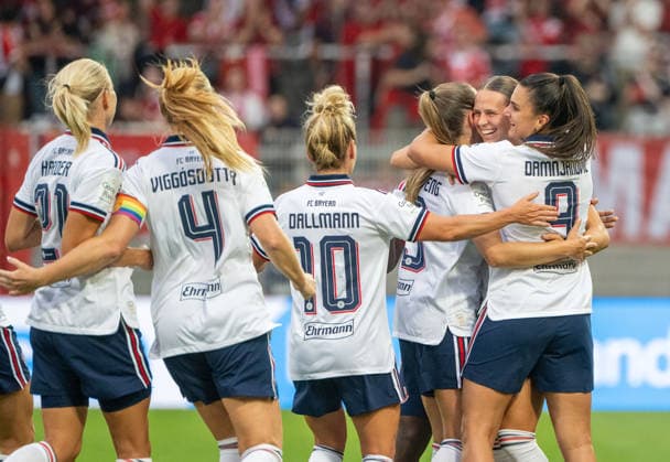 Fußball, Frauen, Saison 2026 2027, Google Pixel Frauen-Bundesliga (1. Spieltag), 1. FC Union Berlin FC Bayern München, v. l. Pernille Harder (FC Bayern München), Glodis Perla Viggosdottor (FC Bayern München), Linda Dallmann (FC Bayern München), Katharina Naschenweng (FC Bayern München), Klara Bühl (FC Bayern München), Jovana Damnjanovic (FC Bayern München), Jubel nach Tor zum 0:1, 21.08.2026, *** Soccer, Women, 2026–2027 Season, Google Pixel Women s Bundesliga 1 Matchday, 1. FC Union Berlin vs. FC Bayern Munich, from left: Pernille Harder (FC Bayern Munich), Glodis Perla Viggosdottor (FC Bayern Munich), Linda Dallmann (FC Bayern Munich), Katharina Naschenweng, FC Bayern Munich; Klara Bühl, FC Bayern Munich; Jovana Damnjanovic, FC Bayern Munich; celebration after the 0–1 goal, August 21, 2026, Copyright: xMatthiasxKochx