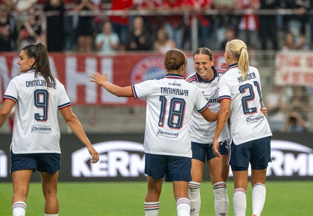 Fußball, Frauen, Saison 2026 2027, Google Pixel Frauen-Bundesliga (1. Spieltag), 1. FC Union Berlin FC Bayern München, v. l. Jovana Damnjanovic (FC Bayern München), Momoko Tanikawa (FC Bayern München), Klara Bühl (FC Bayern München), Pernille Harder (FC Bayern München), Jubel nach Tor zum 0:1, 21.08.2026, *** Soccer, Women, 2026–2027 Season, Google Pixel Women s Bundesliga 1 Matchday, 1. FC Union Berlin vs. FC Bayern Munich, from left: Jovana Damnjanovic (FC Bayern Munich), Momoko Tanikawa (FC Bayern Munich), Klara Bühl (FC Bayern Munich), Pernille Harder (FC Bayern Munich), celebration after the 0–1 goal, August 21, 2026, Copyright: xMatthiasxKochx