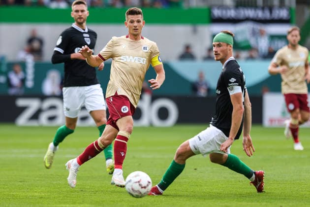2026.08.21, xkwix, Fußball, DFB-Pokal, Preußen Münster - Karlsruher SC, LVM-Preußenstadion, 1.Runde, Saison 2026 2027: Marvin Wanitzek (Karlsruher SC 10) im Zweikampf gegen Niko Koulis (Preussen Muenster 24) DFB regulations prohibit any use of photographs as image sequences and or quasi-video. Photo: xKamilxWilkowskixPressefotoKochx Nordrhein-Westfalen Deutschland *** August 21, 2026, xkwix, Soccer, DFB Cup, Preußen Münster vs. Karlsruher SC, LVM Preußenstadion, Round 1, 2026–2027 Season: Marvin Wanitzek (Karlsruher SC) No. 10 in a tackle against Niko Koulis (Preußen Münster) No. 24. DFB regulations prohibit any use of photographs as image sequences and or quasi-video. Photo: xKamilxWilkowskixPressefotoKochx, North Rhine-Westphalia Germany