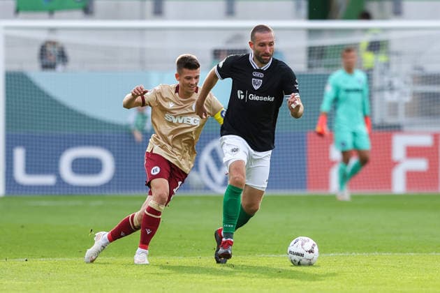 2026.08.21, xkwix, Fußball, DFB-Pokal, Preußen Münster - Karlsruher SC, LVM-Preußenstadion, 1.Runde, Saison 2026 2027: Rico Preissinger (Preussen Muenster 21) im Zweikampf gegen Marvin Wanitzek (Karlsruher SC 10) DFB regulations prohibit any use of photographs as image sequences and or quasi-video. Photo: xKamilxWilkowskixPressefotoKochx Nordrhein-Westfalen Deutschland *** August 21, 2026, xkwix, Soccer, DFB Cup, Preußen Münster vs. Karlsruher SC, LVM Preußenstadion, Round 1, 2026–2027 Season: Rico Preissinger of Preußen Münster (21) in a tackle against Marvin Wanitzek of Karlsruher SC (10). DFB regulations prohibit any use of photographs as image sequences and or quasi-video. Photo: xKamilxWilkowskixPressefotoKochx, North Rhine-Westphalia, Germany