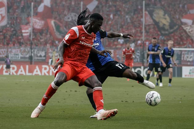 21.08.2026, xhettx, Fussball DFB Pokal 1.Runde, SV Waldhof Mannheim - 1.FC Kaiserslautern v.l. Maxwell Gyamfi (1. FC Kaiserslautern, 4) im Zweikampf mit Owono Keumo (SV Waldhof Mannheim, 17) (DFL DFB REGULATIONS PROHIBIT ANY USE OF PHOTOGRAPHS as IMAGE SEQUENCES and or QUASI-VIDEO) *** August 21, 2026, xhettx, Soccer DFB Cup First Round, SV Waldhof Mannheim vs. 1. FC Kaiserslautern, Maxwell Gyamfi (1. FC Kaiserslautern) in a tackle with Owono Keumo (SV Waldhof Mannheim), 17 DFL and DFB regulations prohibit any use of photographs as image sequences and or quasi-video