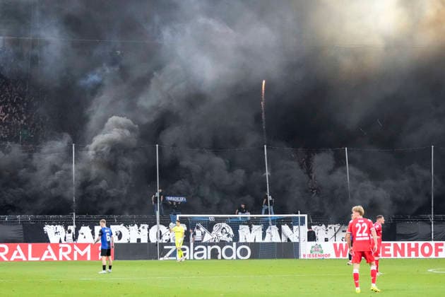 Die Fans vom SV Waldhof Mannheim zünden in der Fankurve Pyrotechnik, Stimmung im Stadion, Atmosphäre, Pyro, Pyros, Ultras, Zuschauer, Fanblock, Chaoten, Bengalo, Bengalos, Feuerwerk, flare, 21.08.2026, Mannheim (Deutschland), Fussball, DFB-Pokal, 1. Runde, SV Waldhof Mannheim - 1. FC Kaiserslautern, DFB DFL REGULATIONS PROHIBIT ANY USE OF PHOTOGRAPHS AS IMAGE SEQUENCES AND OR QUASI-VIDEO. *** SV Waldhof Mannheim fans set off pyrotechnics in the fan section; stadium atmosphere, pyro, Ultras, spectators, fan block, troublemakers, Bengalo, Bengalos, fireworks, flare, August 21, 2026, Mannheim, Germany, soccer, DFB Cup, Round 1, SV Waldhof Mannheim vs. 1. FC Kaiserslautern, DFB and DFL regulations prohibit any use of photographs as image sequences and or quasi-video xozx