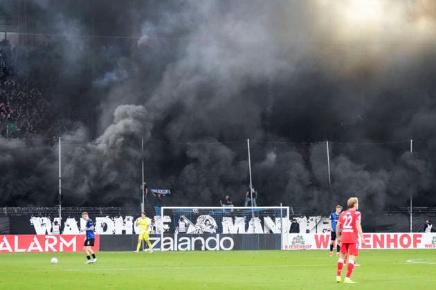 Sport Bilder des Tages Die Fans vom SV Waldhof Mannheim zünden in der Fankurve Pyrotechnik, Stimmung im Stadion, Atmosphäre, Pyro, Pyros, Ultras, Zuschauer, Fanblock, Chaoten, Bengalo, Bengalos, Feuerwerk, flare, 21.08.2026, Mannheim (Deutschland), Fussball, DFB-Pokal, 1. Runde, SV Waldhof Mannheim - 1. FC Kaiserslautern, DFB DFL REGULATIONS PROHIBIT ANY USE OF PHOTOGRAPHS AS IMAGE SEQUENCES AND OR QUASI-VIDEO. *** SV Waldhof Mannheim fans set off pyrotechnics in the fan section; stadium atmosphere, pyro, Ultras, spectators, fan block, troublemakers, Bengalo, Bengalos, fireworks, flare, August 21, 2026, Mannheim, Germany, soccer, DFB Cup, Round 1, SV Waldhof Mannheim vs. 1. FC Kaiserslautern, DFB and DFL regulations prohibit any use of photographs as image sequences and or quasi-video xozx