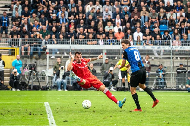 21.08.2026, xdaymx, Fussball DFB Pokal 1.Runde, SV Waldhof Mannheim - 1.FC Kaiserslautern. vl. Mergim Berisha (FCK) wird von Maximilian Thalhammer im Strafraum zu Fall gebracht, bekommt jedoch keinen Elfmeter. (DFL DFB REGULATIONS PROHIBIT ANY USE OF PHOTOGRAPHS as IMAGE SEQUENCES and or QUASI-VIDEO) Mannheim *** August 21, 2026, xdaymx, Soccer DFB Cup 1st Round, SV Waldhof Mannheim 1 FC Kaiserslautern, Mergim Berisha of FCK is brought down by Maximilian Thalhammer in the penalty area, but is not awarded a penalty kick. DFL DFB REGULATIONS PROHIBIT ANY USE OF PHOTOGRAPHS as IMAGE SEQUENCES and or QUASI-VIDEO. Mannheim