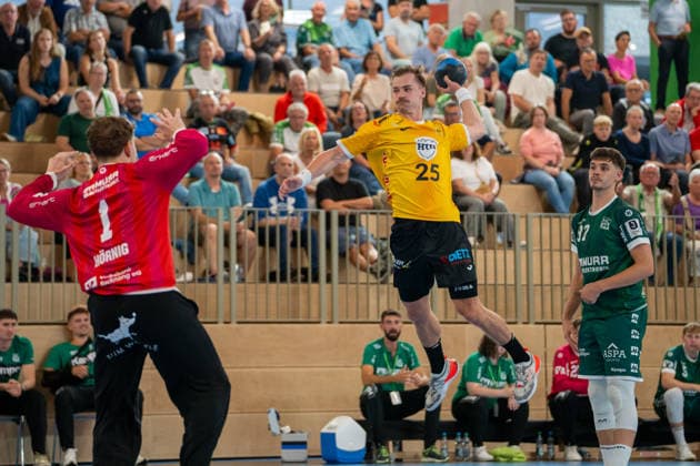 Handball I Herren I Saison 2026-2027 I DHB Pokal I 1. Runde I HC Oppenweiler Backnang - HSC 2000 Coburg I 21.08.2026 Jakob Knauer (25, HSC Coburg) im Wurf gegen Dave Hörnig (1, HC Oppenweiler Backnang) Backnang Murrtal Arena Baden-Württemberg Deutschland *** Handball I Men I 2026–2027 Season I DHB Cup I 1st Round I HC Oppenweiler Backnang vs. HSC 2000 Coburg I August 21, 2026 Jakob Knauer 25, HSC Coburg takes a shot against Dave Hörnig (1), HC Oppenweiler Backnang, Backnang Murrtal Arena, Baden-Württemberg, Germany Copyright: xLobeca MaxxPetershansx