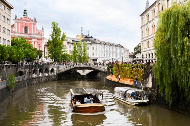 Luka Doncic and Los Angeles Lakers teammates take a sightseeing boat tour in Ljubljana Los Angeles Lakers star Luka Doncic takes his teammates on a sightseeing boat tour of Ljubljana during the team™s visit to the Slovenian capital. Doncic is hosting his Lakers teammates in his hometown as part of a four-day team gathering ahead of the new NBA, Basketball Herren, USA season. The group toured the city by boat, taking in Ljubljana™s historic city centre and landmarks along the Ljubljanica River. ljubljana Slovenia  Copyright: xNikxErikxNeubauerx DSC_2589