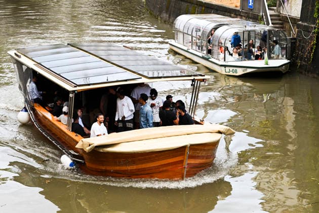 Luka Doncic and Los Angeles Lakers teammates take a sightseeing boat tour in Ljubljana Los Angeles Lakers star Luka Doncic takes his teammates on a sightseeing boat tour of Ljubljana during the team™s visit to the Slovenian capital. Doncic is hosting his Lakers teammates in his hometown as part of a four-day team gathering ahead of the new NBA, Basketball Herren, USA season. The group toured the city by boat, taking in Ljubljana™s historic city centre and landmarks along the Ljubljanica River. ljubljana Slovenia  Copyright: xNikxErikxNeubauerx DSC_2602