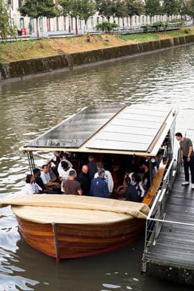 Luka Doncic and Los Angeles Lakers teammates take a sightseeing boat tour in Ljubljana Los Angeles Lakers star Luka Doncic takes his teammates on a sightseeing boat tour of Ljubljana during the team™s visit to the Slovenian capital. Doncic is hosting his Lakers teammates in his hometown as part of a four-day team gathering ahead of the new NBA, Basketball Herren, USA season. The group toured the city by boat, taking in Ljubljana™s historic city centre and landmarks along the Ljubljanica River. ljubljana Slovenia  Copyright: xNikxErikxNeubauerx IMG_5188