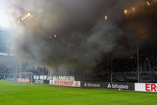 21.08.2026, xdaymx, Fussball DFB Pokal 1.Runde, SV Waldhof Mannheim - 1.FC Kaiserslautern. Die Fans von Waldhof Mannheim zünden erneut Bengalos nach dem Anpfiff der 2. Halbzeit. (DFL DFB REGULATIONS PROHIBIT ANY USE OF PHOTOGRAPHS as IMAGE SEQUENCES and or QUASI-VIDEO) Mannheim *** August 21, 2026, xdaymx, Soccer DFB Cup First Round, SV Waldhof Mannheim 1 FC Kaiserslautern Waldhof Mannheim fans light flares again after the kickoff of the second half DFL DFB REGULATIONS PROHIBIT ANY USE OF PHOTOGRAPHS as IMAGE SEQUENCES and or QUASI-VIDEO Mannheim