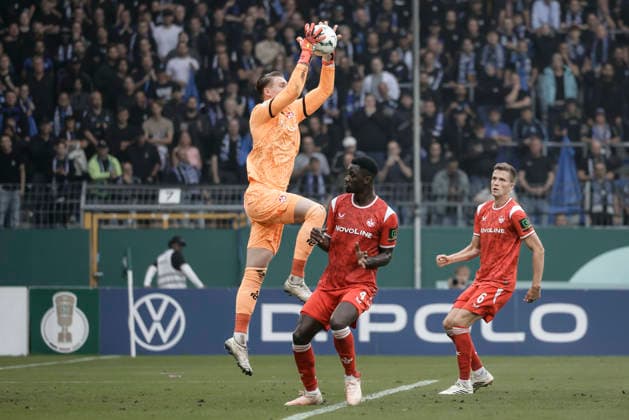 21.08.2026, xhettx, Fussball DFB Pokal 1.Runde, SV Waldhof Mannheim - 1.FC Kaiserslautern v.l. Julian Krahl (1. FC Kaiserslautern, 1) fängt den Ball (DFL DFB REGULATIONS PROHIBIT ANY USE OF PHOTOGRAPHS as IMAGE SEQUENCES and or QUASI-VIDEO) *** August 21, 2026, xhettx, Soccer DFB Cup 1st Round, SV Waldhof Mannheim 1 vs. FC Kaiserslautern, left: Julian Krahl (FC Kaiserslautern), 1 catches the ball. DFL and DFB regulations prohibit any use of photographs as image sequences and or quasi-video.