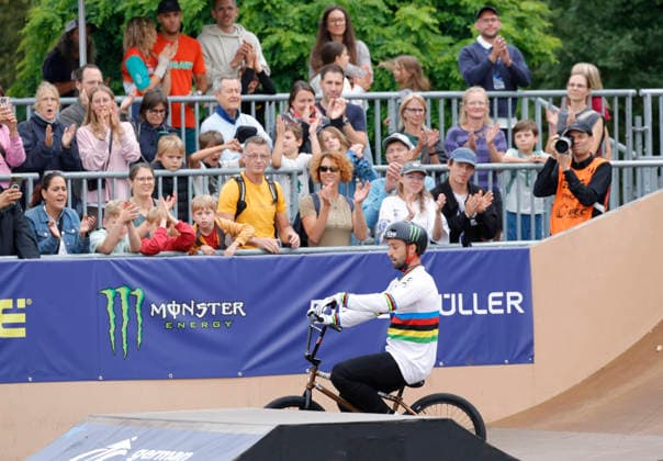 21.08.2026 Qualifikation Männer bei der BMX Freestyle Park Europameisterschaft in Darmstadt Bürgerpark Ausrichter VC Darmstadt 21.-23.8.26 hier Anthony Jeanjean (FRA) amtierender Weltmeister 2025 nach seiner Fahrt für die Qualifikation mit Applaus von Zuschauer Darmstadt Hessen Deutschland *** August 21, 2026 Men’s Qualifying Round at the BMX Freestyle Park European Championships in Darmstadt’s Bürgerpark, hosted by VC Darmstadt, August 21–23, 2026. Here, Anthony Jeanjean (FRA), the reigning 2025 world champion, receives applause from spectators in Darmstadt, Hesse, Germany, after his qualifying run.