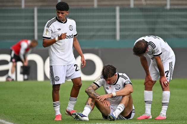 21.08.2026, xjhx, Fussball DFB Pokal 1.Runde, SC St.Tönis - Eintracht Frankfurt v.l. Robin Koch (Eintracht Frankfurt) verletzt, Verletzung, Schmerz, Schmerzen blutet Blut Krefeld *** August 21, 2026, xjhx, Soccer, DFB Cup First Round, SC St. Tönis vs. Eintracht Frankfurt; Robin Koch of Eintracht Frankfurt injured, injury, pain, bleeding, blood, Krefeld