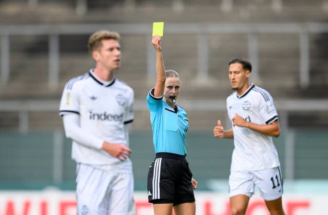 Schiedsrichter Schiedsrichterin Davina Lutz zeigt Elias Baum (Eintracht Frankfurt) die gelbe Karte. Fussball DFB Pokal 1. Runde, SC St. Tönis - Eintracht Frankfurt, am 21.08.2026 in Krefeld Deutschland. Grotenburg-Stadion *** Referee Davina Lutz shows Elias Baum of Eintracht Frankfurt a yellow card. Soccer, DFB Cup First Round: SC St. Tönis vs. Eintracht Frankfurt, on August 21, 2026, in Krefeld, Germany, at Grotenburg Stadium.