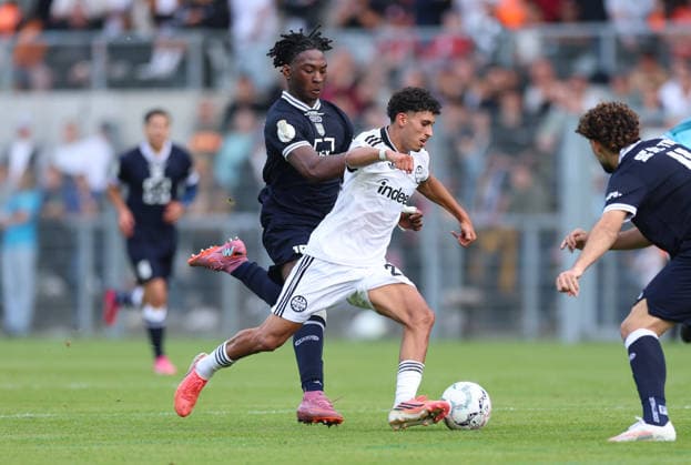 21.08.2026, Fussball DFB-Pokal, 1. Runde, SC St. Tönis - Eintracht Frankfurt, v.l., Farid Omorou (SC St. Tönis), Ayoube Amaimouni-Echghouyab (Eintracht Frankfurt) DFL DFB REGULATIONS PROHIBIT ANY USE OF PHOTOGRAPHS AS IMAGE SEQUENCES AND OR QUASI-VIDEO. xdcx *** August 21, 2026, Soccer DFB Cup, 1st Round, SC St. Tönis vs. Eintracht Frankfurt, from left: Farid Omorou (SC St. Tönis), Ayoube Amaimouni Echghouyab, Eintracht Frankfurt. DFL and DFB regulations prohibit any use of photographs as image sequences and or quasi-video. xdcx Copyright: HMBxMedia Claus