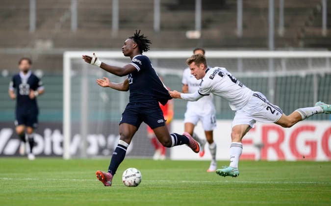 (l-r) Farid Omorou (Tönis), Elias Baum (Eintracht Frankfurt) Aktion, Zweikampf, Foul, Fussball DFB Pokal 1. Runde, SC St. Tönis - Eintracht Frankfurt, am 21.08.2026 in Krefeld Deutschland. Grotenburg-Stadion *** l r Farid Omorou Tönis, Elias Baum, Eintracht Frankfurt; Action, Tackle, Foul, Soccer, DFB Cup First Round, SC St. Tönis vs. Eintracht Frankfurt, on August 21, 2026, in Krefeld, Germany, at Grotenburg Stadium